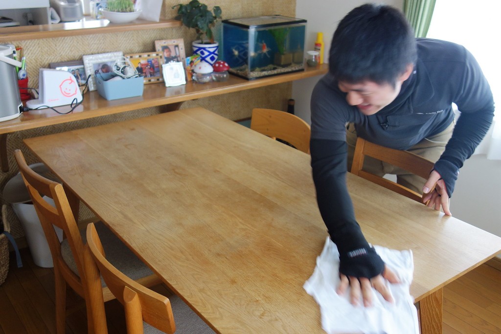 オイル仕上げのダイニングテーブルをメンテナンスする President Blog ミヤモト家具社長ブログ