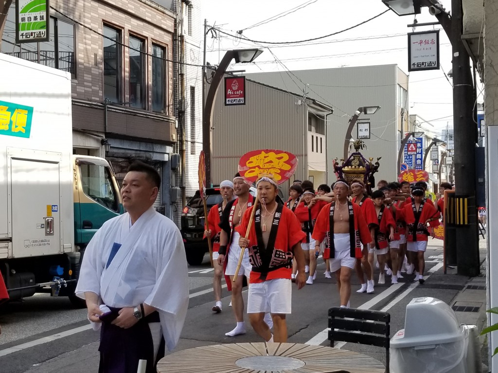 祭の合間に。