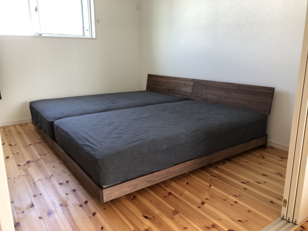 ベッドフレーム　木製