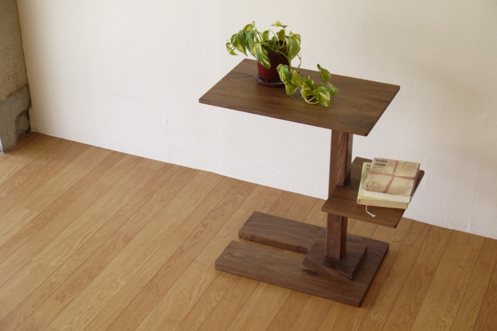 幾何学的デザインなサイドテーブル