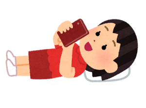 寝転がってスマホを使う人