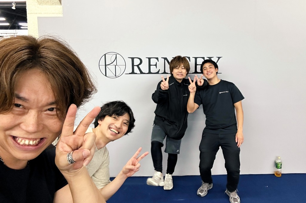 2025.10.09 大川産業会館 RENSEY展示会 の様子 人物画像 (2)