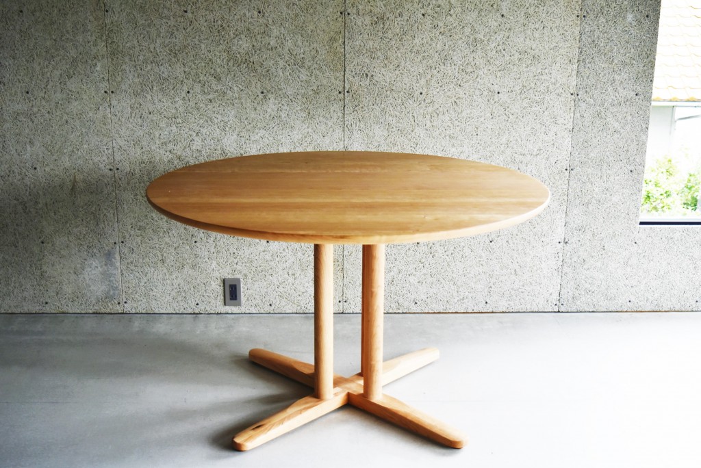 どこにでも座れるダイニングテーブル