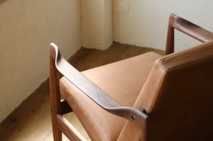 富山　家具　おしゃれ　ラウンジチェア　滑らか