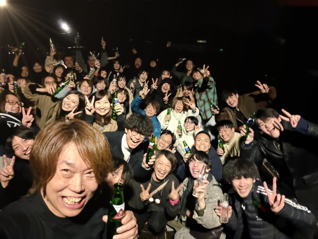 ★10億達成-2025-忘年会-ビール掛け集合写真-1