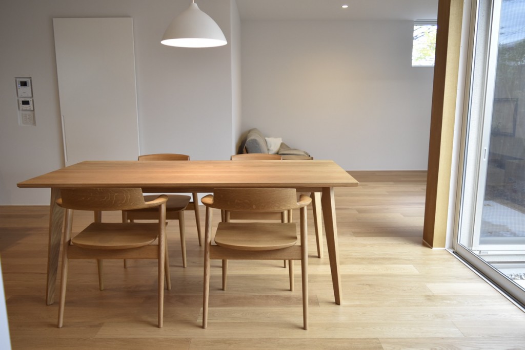 斜め脚のダイニングテーブル