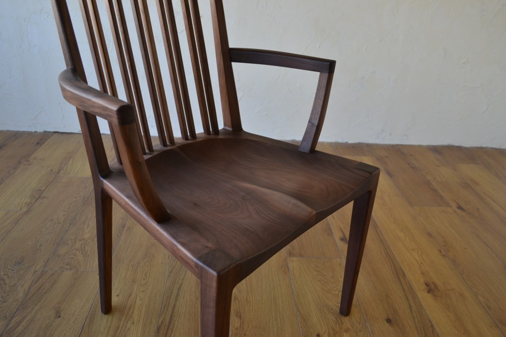 強く美しいチェア