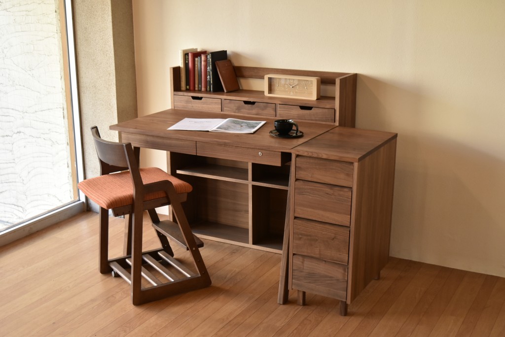 大人になっても使い続けられる学習デスク