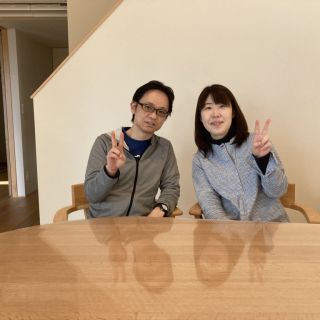 K様、この度は納品ありがとうございました！ナチュラルテイストなご自宅に変形型のダイニングテーブルが絶妙にマッチしていてとても素敵に納まりましたね！またお店にもぜ