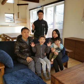 Y様この度はありがとうございます。羨ましいくらいに素敵な空間になっていますね！ご家族皆で、永くお使いくださいね。大山