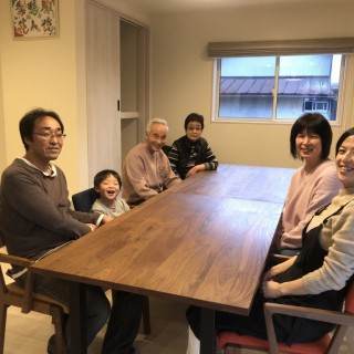 ご家族とともに、ご一緒させて頂けます家具を喜ばしく思います。どうぞ、末永く大事にお使い下さいませ。心より感謝致しております。これからも宜しくお願い致します。波
