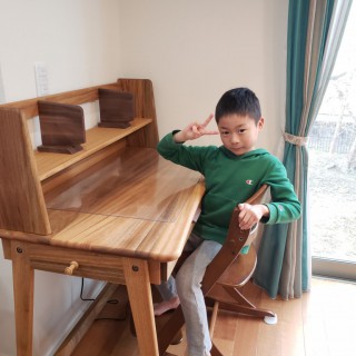 大山素敵なポーズ、決まっていますね！こんな素敵なデスクで勉強できることがうらやましい！大事に使ってくださいね！