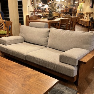 Still Solid Line sofa