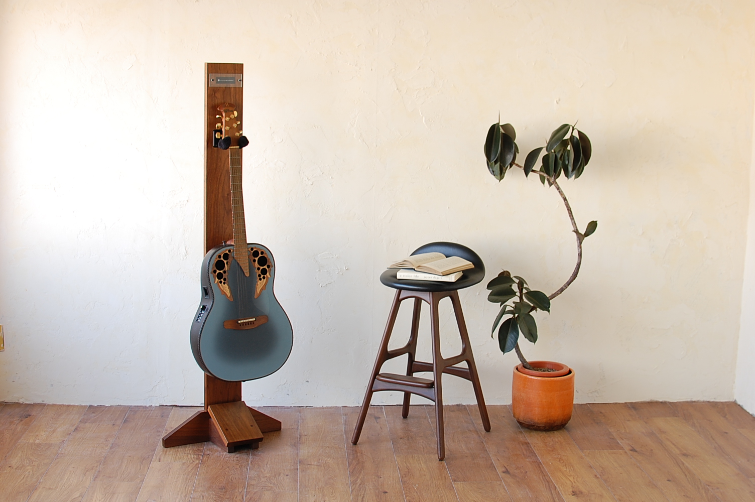 GUITAR STAND