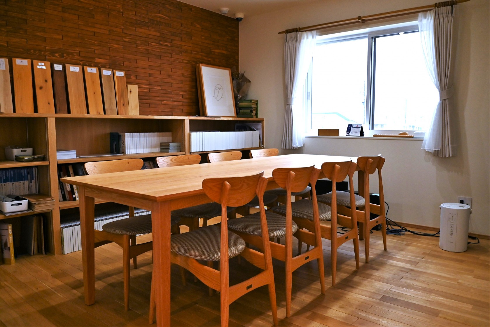 ESCUDO Dining Table