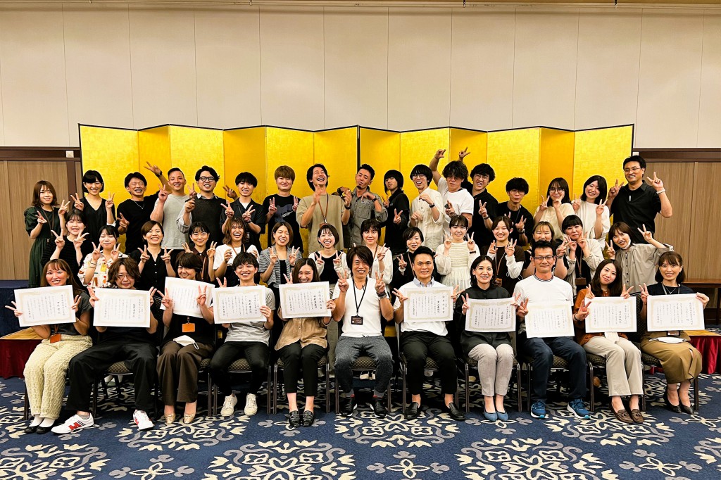 ミヤモト家具 社員全体写真 2022上半期 表彰式【カーム】