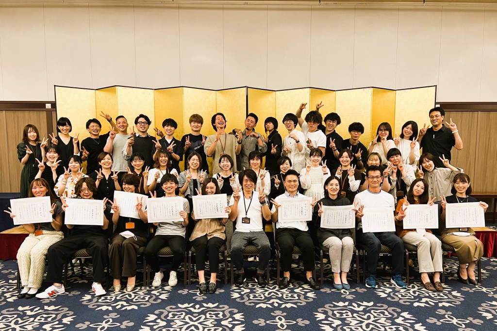 ミヤモト家具 社員全体写真 2022上半期 表彰式【ラジエイト】