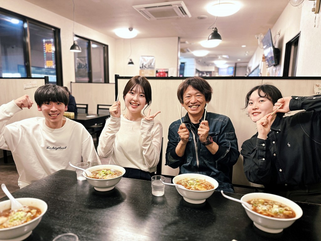 酒井がスタッフとラーメンを食べに行った写真
